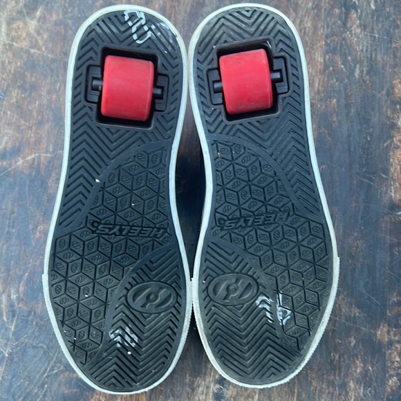 Heely’s rollers old school style sneaker with a wheel worn once men/youth size 4 - Picture 7 of 11